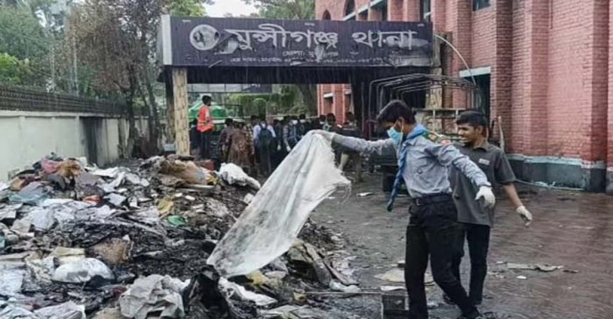 মুন্সীগঞ্জ থানা-পৌরসভা পরিচ্ছন্নতার কার্যক্রম করছে শিক্ষার্থী