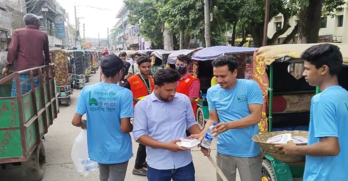 কিশোরগঞ্জে বিশ্ব জাকের মঞ্জিল দরবার শরীফের পক্ষ থেকে শিক্ষার্থীদের মাঝে খাবার বিতরণ