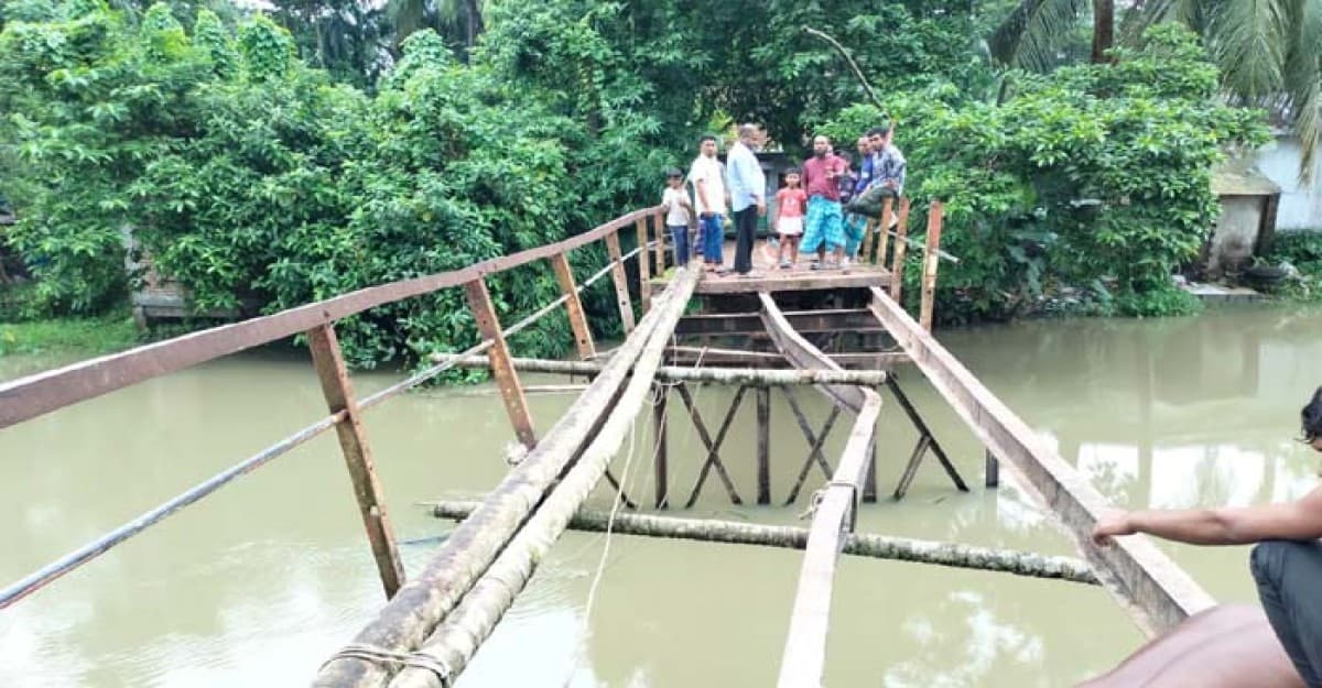 বাকেরগঞ্জে ধসে পড়ছে সেতু, যান চলাচল বন্ধ