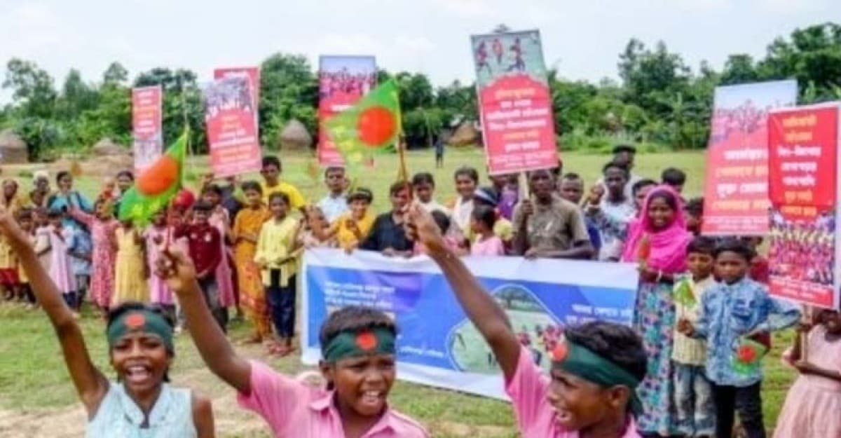 গাইবান্ধায় স্কুল ও খেলার মাঠ রক্ষার দাবি সাঁওতাল শিশুদের মানববন্ধন
