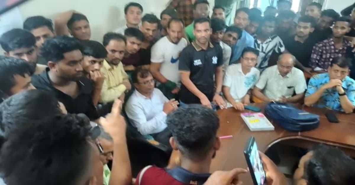 গোয়াইনঘাট কলেজে অধ্যক্ষের পদত্যাগর দাবিতে শিক্ষার্থীদের বিক্ষোভ