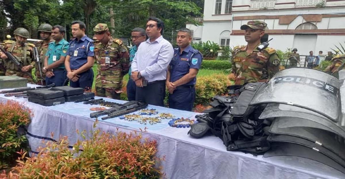 গাজীপুরে লুট হওয়া অস্ত্র উদ্ধার করে হস্তান্তর করেছে সেনাবাহিনী