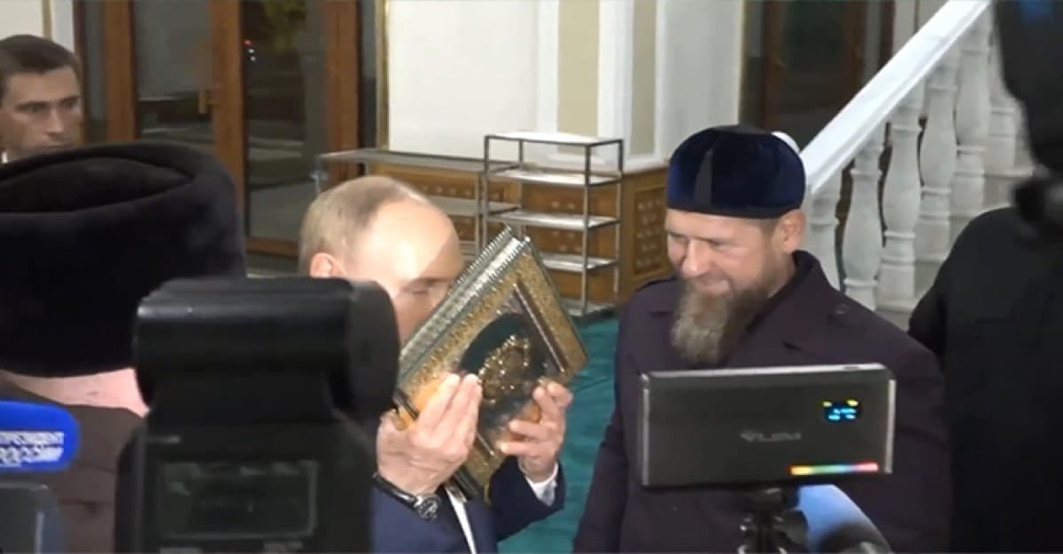 চেচনিয়ায় পবিত্র কোরআনে চুম্বন পুতিনের