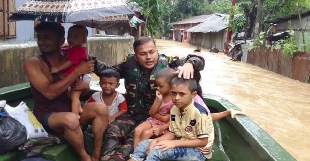 খাগড়াছড়িতে বন্যা: আটকে পড়া মানুষদের উদ্ধার করছে সেনাবাহিনী