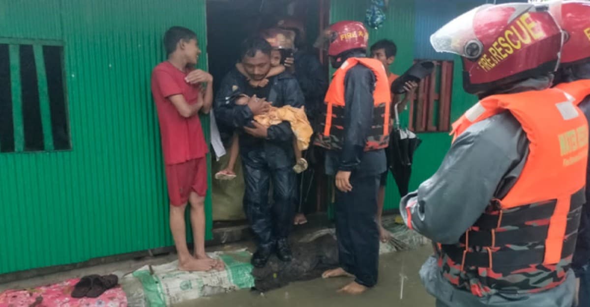 বন্যাদুর্গতদের পাশে ফায়ার সার্ভিস