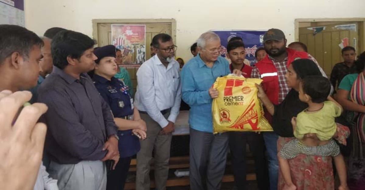 খাগড়াছড়িতে বানভাসীদের মাঝে ছুটে যান পার্বত্য চট্টগ্রাম বিষয়ক উপদেষ্টা