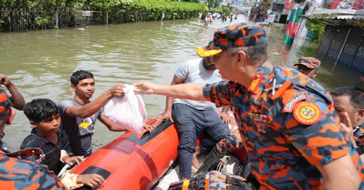 বন্যাদুর্গত এলাকায় উদ্ধারকাজ পরিদর্শনে ফায়ার সার্ভিসের ডিজি