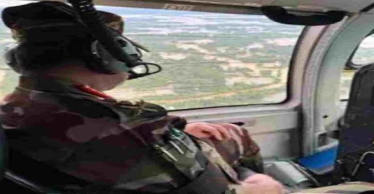 ফেনীতে সেনাবাহিনী প্রধান বন্যাকবলিত এলাকা পরিদর্শনে