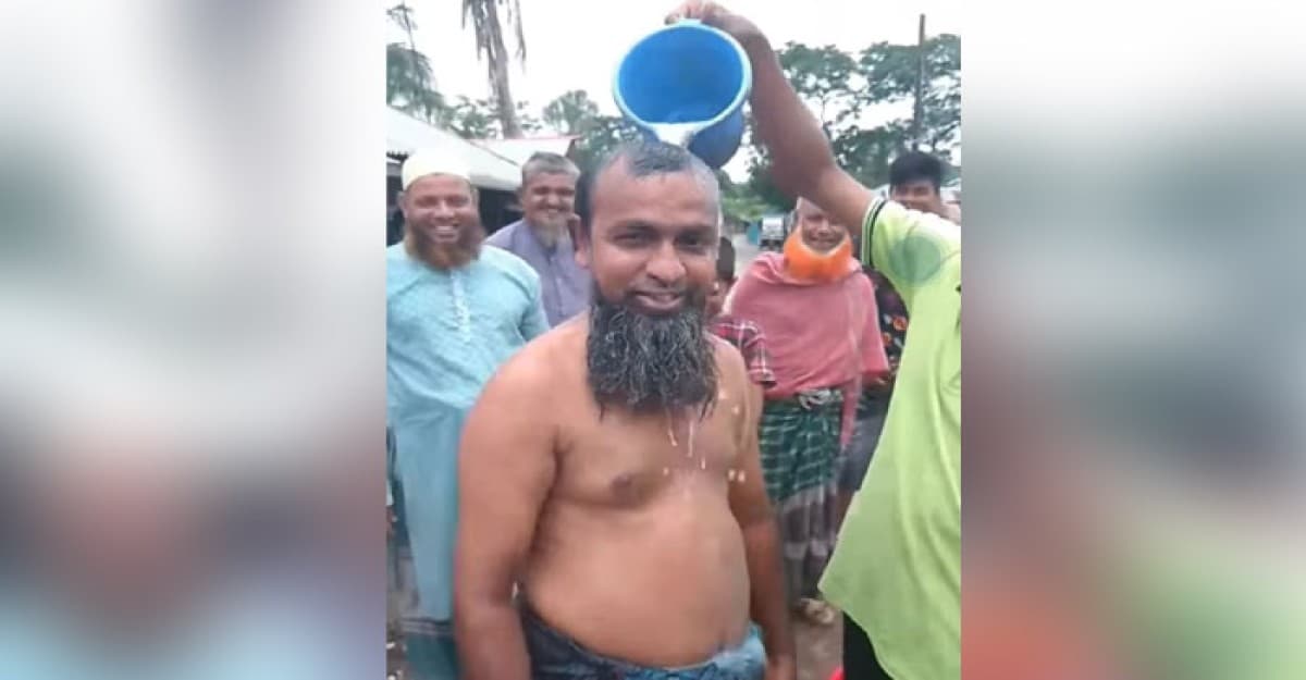 বাগেরহাটে স্ত্রীর সঙ্গে বিচ্ছেদের আনন্দে স্বামী শফিকুলের দুধ দিয়ে গোসল