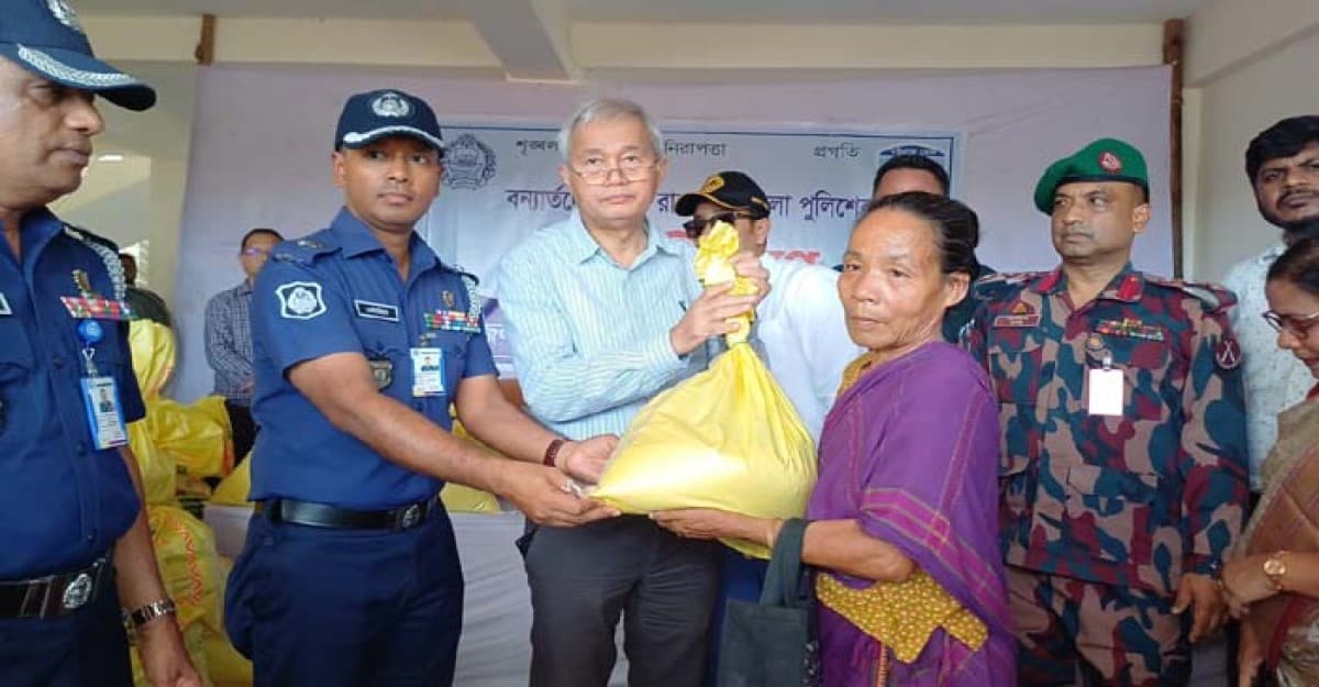 রাঙ্গামাটির বানভাসি মানুষের পাশে দাঁড়িয়েছেন পার্বত্য চট্টগ্রাম বিষয়ক উপদেষ্টা