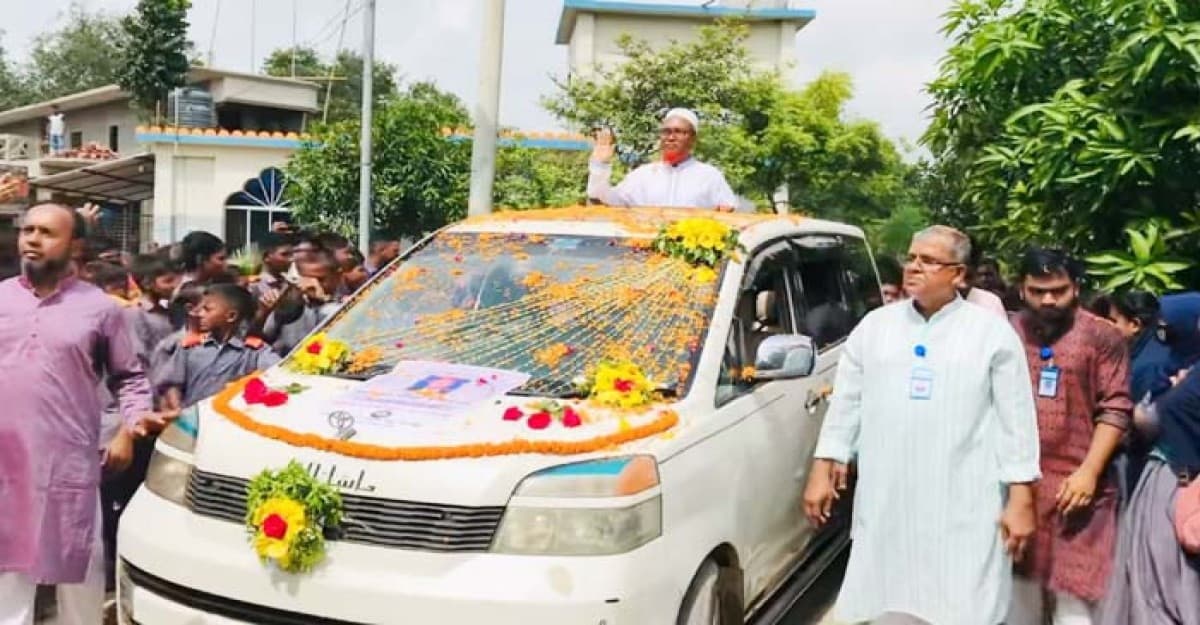 ফুলসজ্জিত গাড়িতে  বিদায়ী শিক্ষককে পৌঁছে দেওয়া হলো বাড়িতে