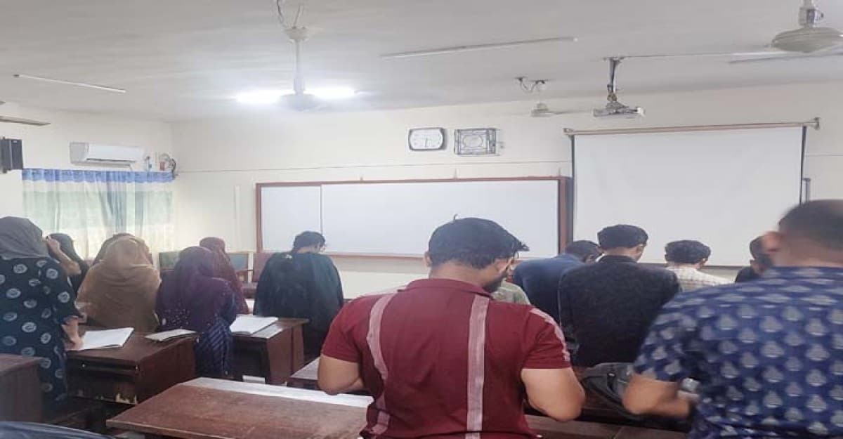 জুলাইয়ের শহীদদের প্রতি শ্রদ্ধা জানিয়ে শুরু বাকৃবির শিক্ষা কার্যক্রম