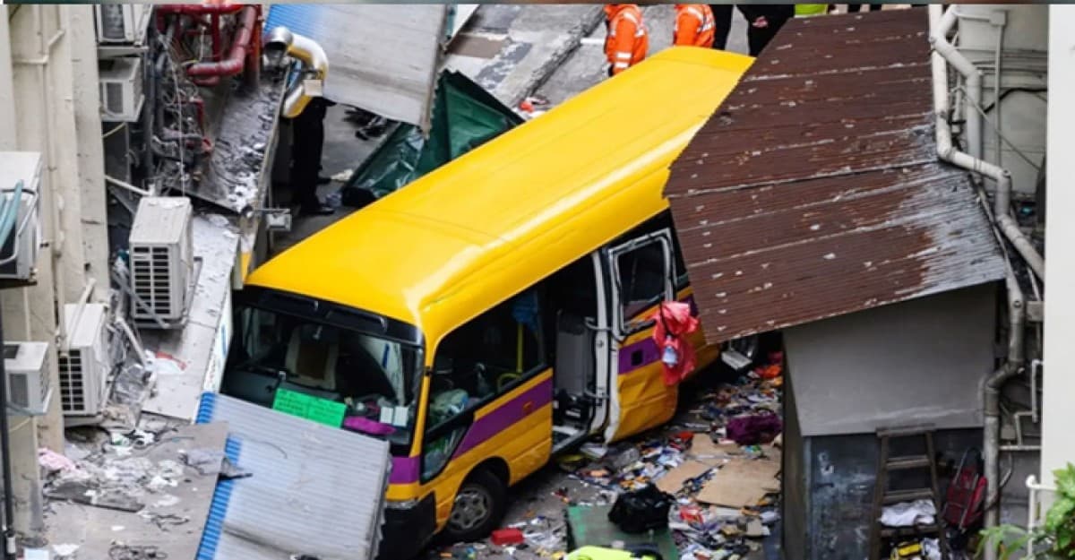 ভিড়ের মধ্যে ঢুকে পড়ল বেপরোয়া বাস, প্রাণ গেল ১১ জনের