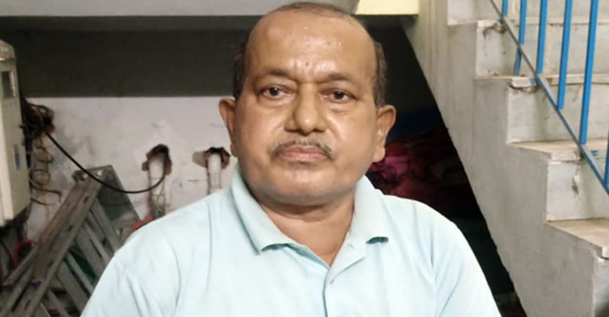 আ. লীগ নেতা ভারতে গ্রেফতার, গোপালগঞ্জের মিষ্টি বিতরণ