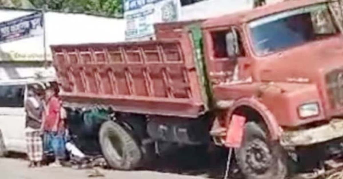 শ্রীপুরে ট্রাকের ধাক্কায় মাইক্রোবাসের চালক নিহত