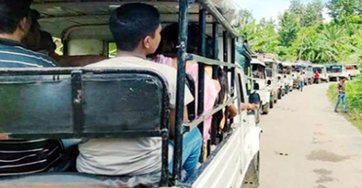 সাজেকে আটকে পড়া পর্যটকরা ফিরছেন