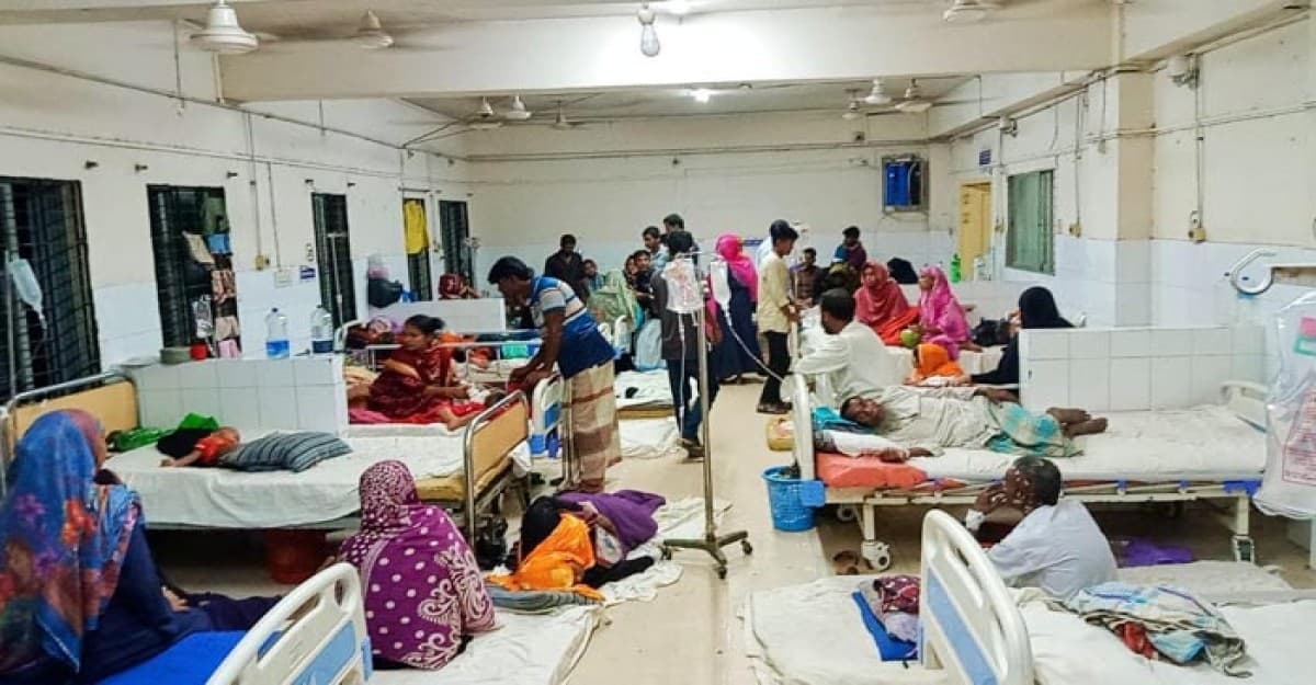 কুতুবদিয়ায় উপজেলা স্বাস্থ্য কমপ্লেক্সে শয্যা সংকটে মেঝেতে চিকিৎসা