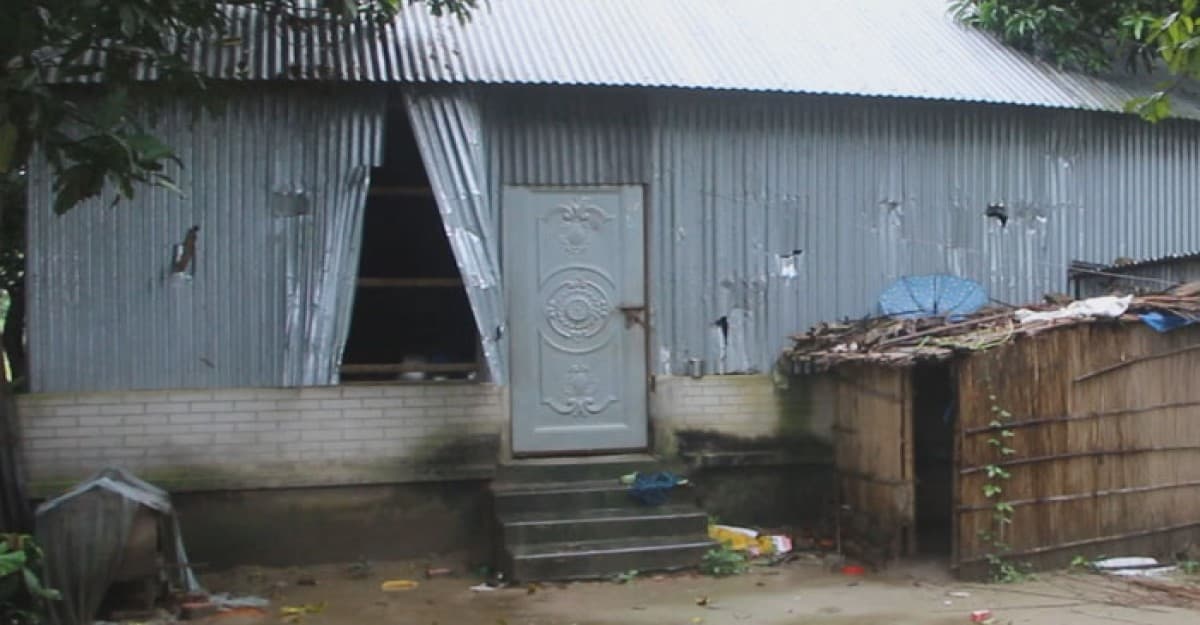 পাবনার মাসুমদিয়ায় পূর্ব শত্রুতার জেরে বাড়িঘড় ভাংচুর