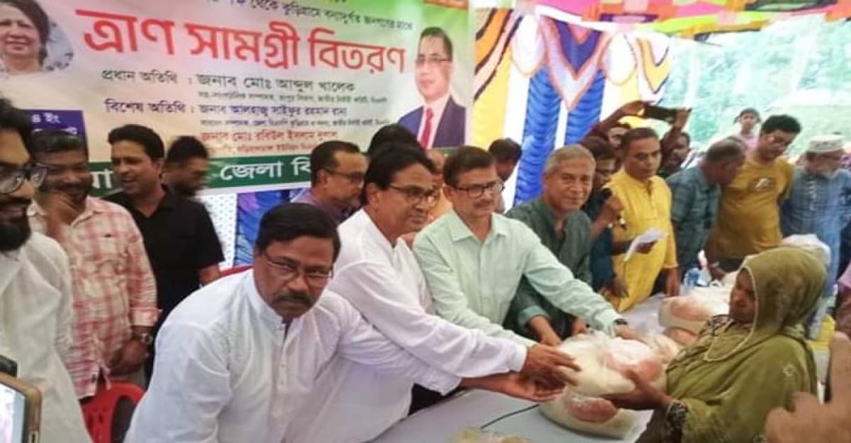 রাজারহাটে বন্যাদুর্গতদের মাঝে বিএনপির ত্রাণ সামগ্রী বিতরণ