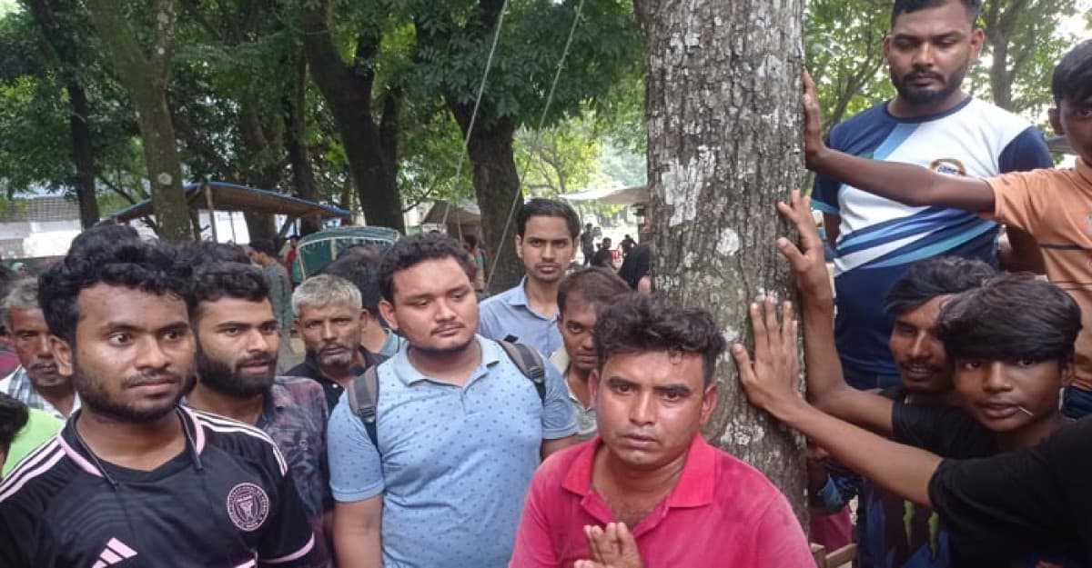 রাবিতে ছাত্রীদের যৌন হয়রানির অভিযোগে রিকশা চালককে পুলিশে সোপর্দ