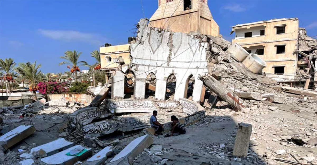 গাজার কেন্দ্রীয় মসজিদে ইসরায়েলি হামলায় নিহত ১৮