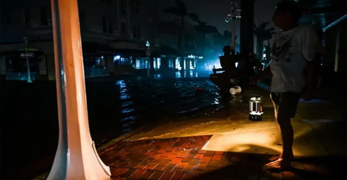 হারিকেন মিলটন: যুক্তরাষ্ট্রে বিদ্যুৎবিহীন ২০ লাখ ঘরবাড়ি