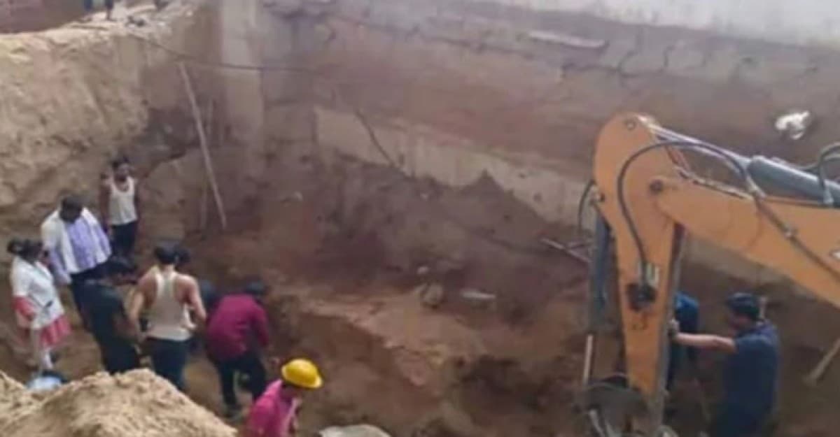 ট‍্যাংক তৈরি করতে গিয়ে মাটি চাপায় নিহত ৯ শ্রমিক