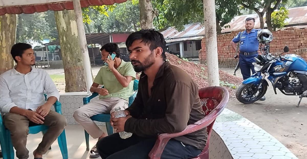 পরীক্ষা দিতে এসে শিক্ষার্থীদের কাছে আটক ছাত্রলীগ নেতা