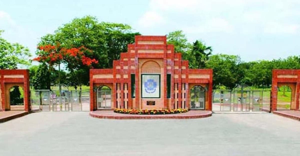 নবীন শিক্ষার্থীদের মাঝে জাবি ছাত্রদলের মিষ্টি বিতরণ