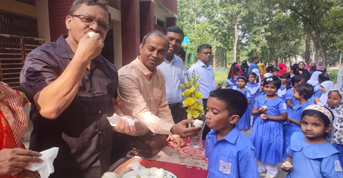 বাকৃবির পশুপালন অনুষদের ৩ হাজার ৫০০ ডিম বিতরণ