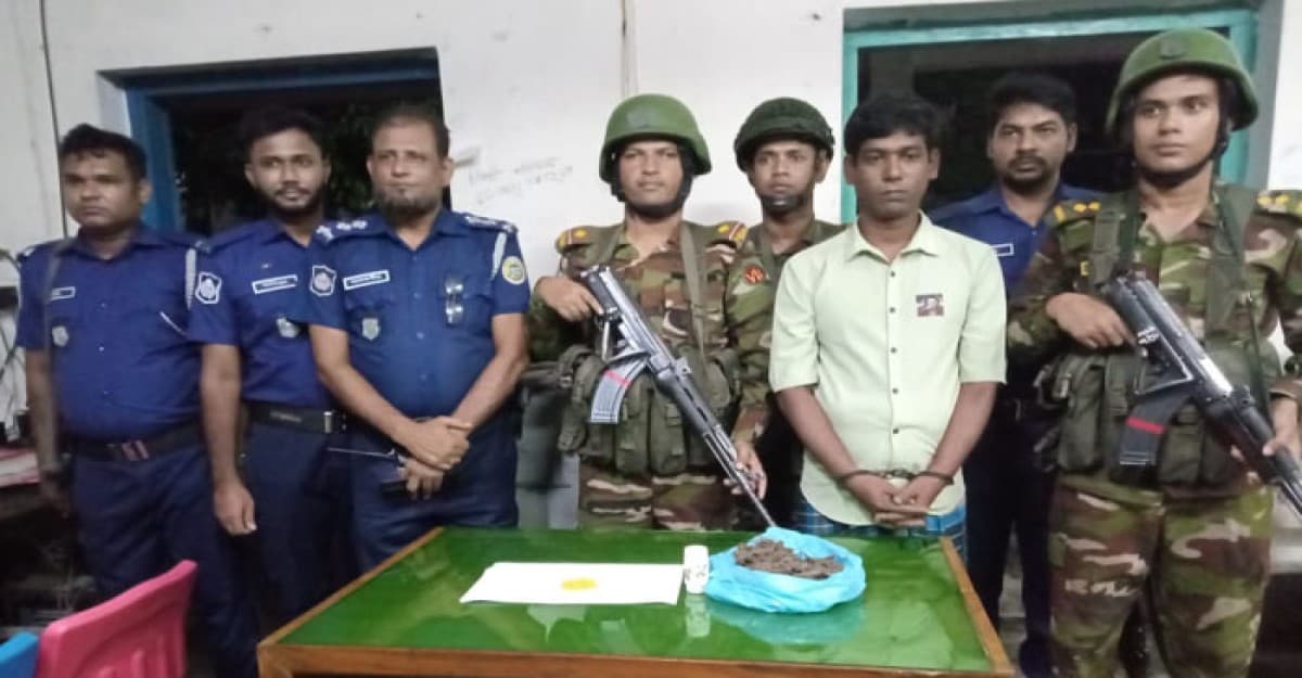 উজিরপুরে সেনাবাহিনীর বিশেষ অভিযানে মাদক কারবারি গ্রেফতার