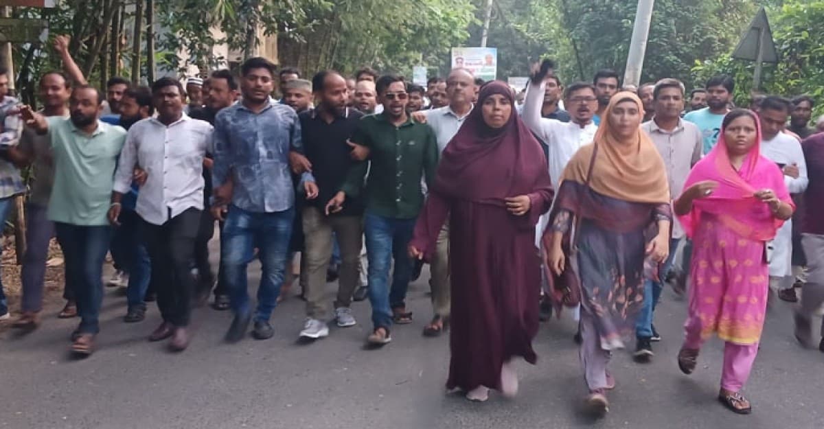 উজিরপুরে পৌর বিএনপির উদ্যোগে রাষ্ট্রপতির অপসারণের দাবিতে বিক্ষোভ