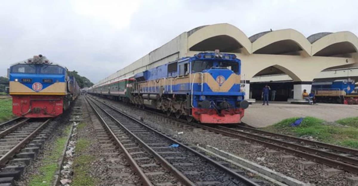 ১২ ঘণ্টা পর ঢাকা থেকে ট্রেন চলাচল শুরু, ভেঙে গেছে শিডিউল