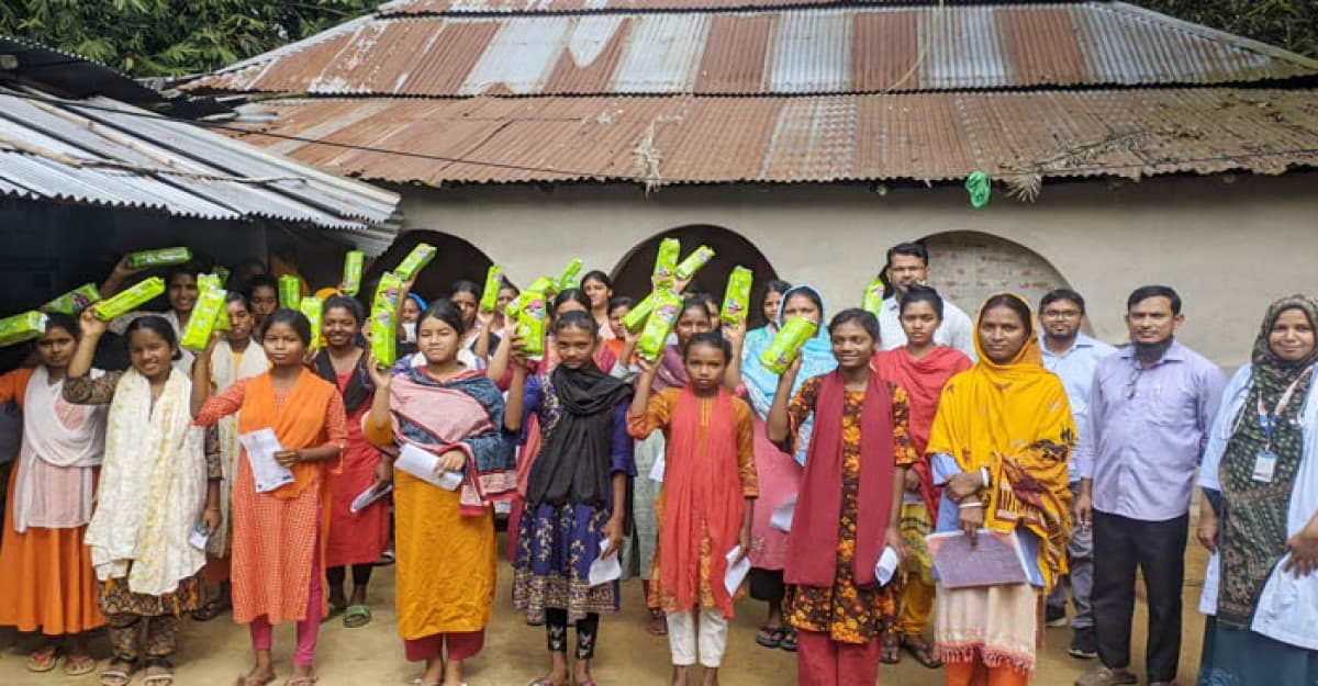 বিরামপুরে বিনামূল্যে ঔষধসহ স্যানিটারি ন্যাপকিন বিতরন