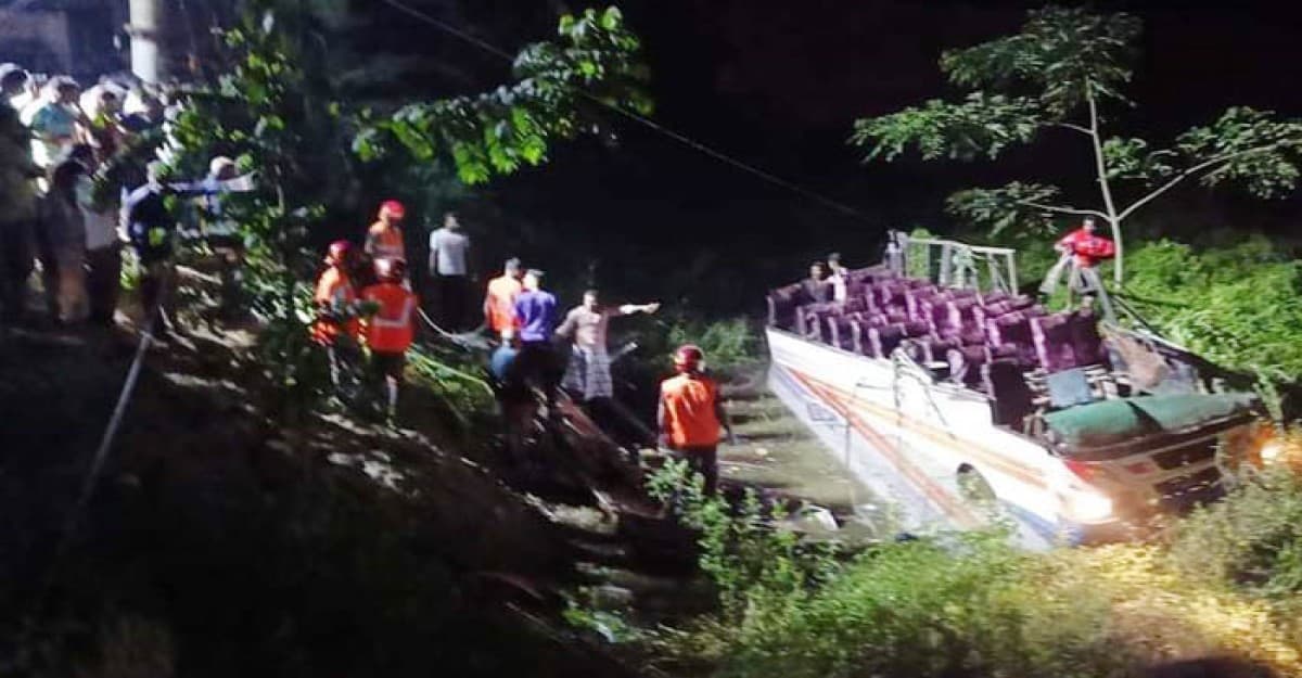 ধামরাইয়ে বাস নিয়ন্ত্রণ হারিয়ে খাদে