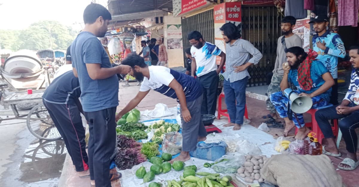 রাবি সংলগ্ন বিনোদপুরে ন্যায্যমূল্যে সবজির দোকান