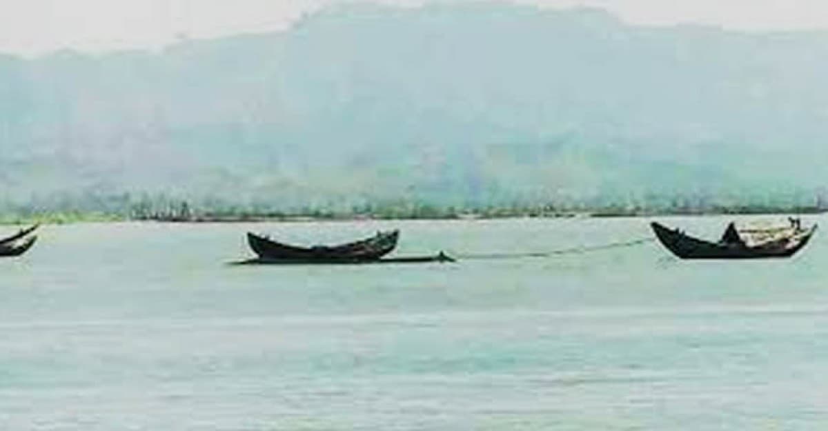 রড সিমেন্ট বোঝাই ২ ট্রলারসহ ৬ মাঝিমাল্লাকে ধরে নিয়ে গেছে আরকান আর্মি