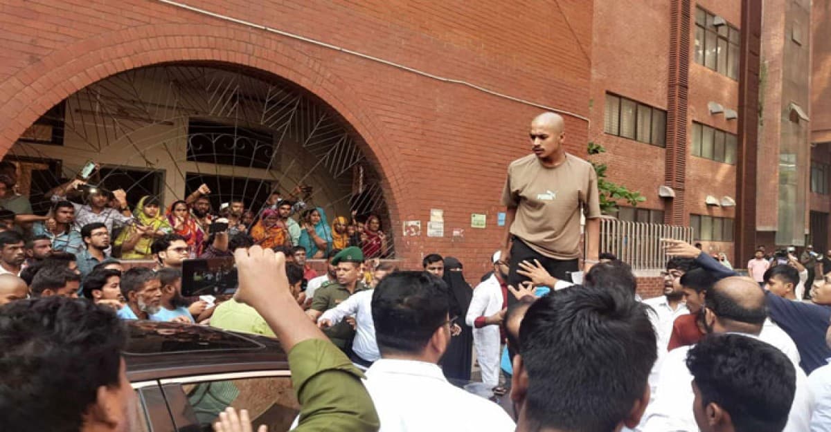 পঙ্গু হাসপাতালের সামনে সড়ক আটকে আন্দোলনে আহতদের বিক্ষোভ