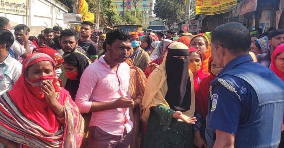 শ্রীপুরে বকেয়া বেতনের দাবিতে সড়ক অবরোধ করে শ্রমিক বিক্ষোভ