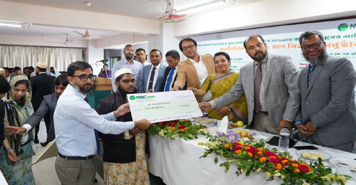 বরগুনায় প্রান্তিক মানুষের মাঝে প্রকাশ্যে ঋণ বিতরণ