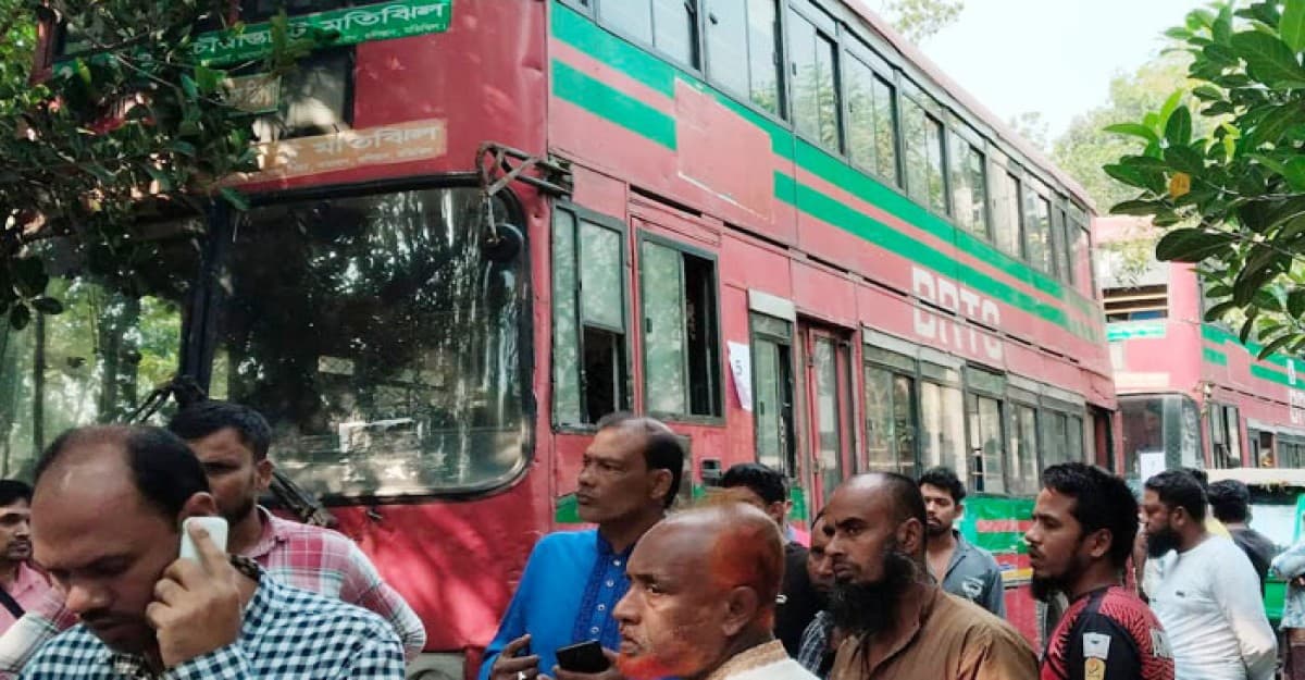 পিকনিকের বাসে বিদ্যুৎস্পৃষ্ট হয়ে ৩ শিক্ষার্থীর মৃত্যু