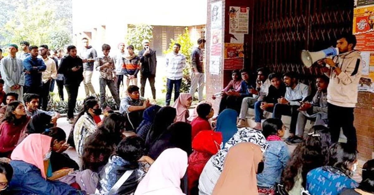 জাবিতে ছাত্রীর মৃত্যুর বিচারের দাবিতে রেজিস্ট্রার ভবনে তালা