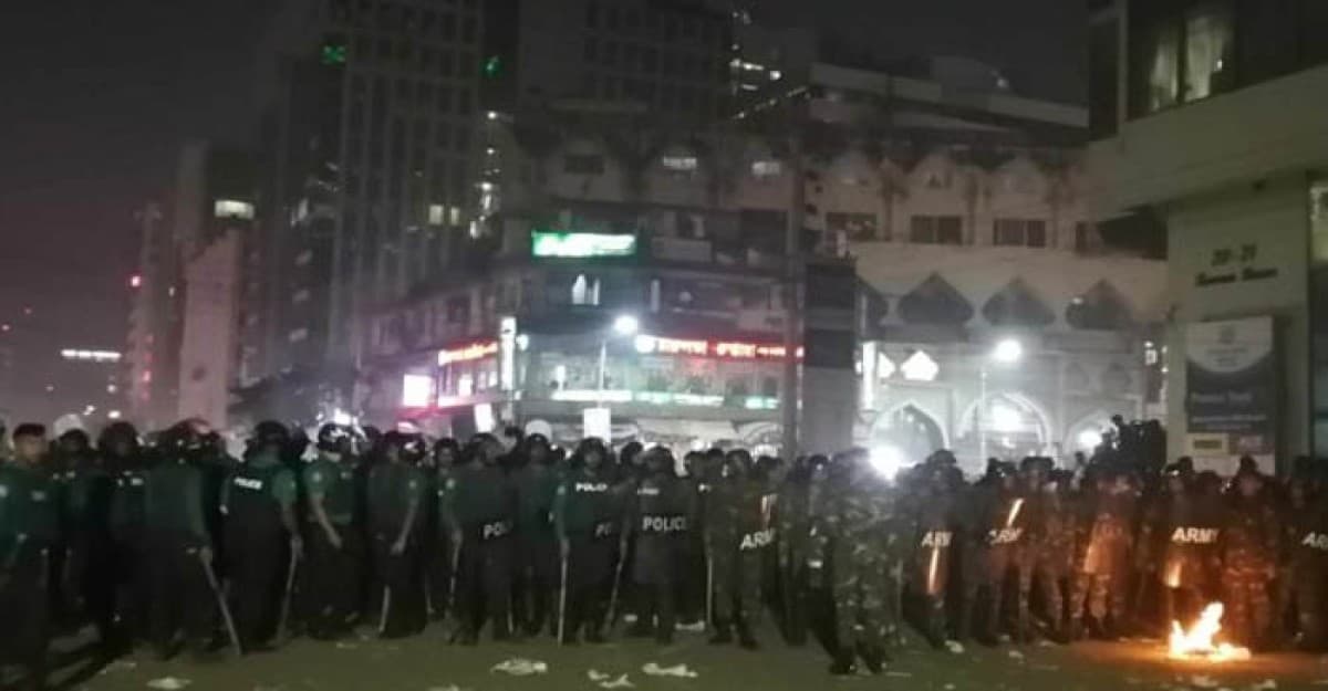 প্রথম আলো’র কার্যালয়ের সামনে জিয়াফত কর্মসূচি