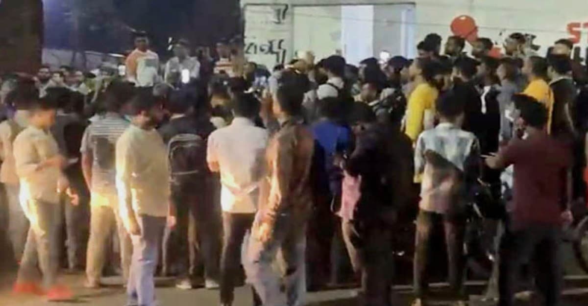 চিন্ময় কৃষ্ণকে গ্রেফতারের প্রতিবাদে ডিবিতে সনাতনী মঞ্চের নেতারা