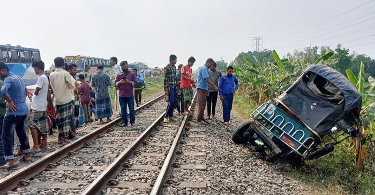 কুমিল্লায় ট্রেনের ধাক্কায় অটোরিকশার ৫ যাত্রী নিহত