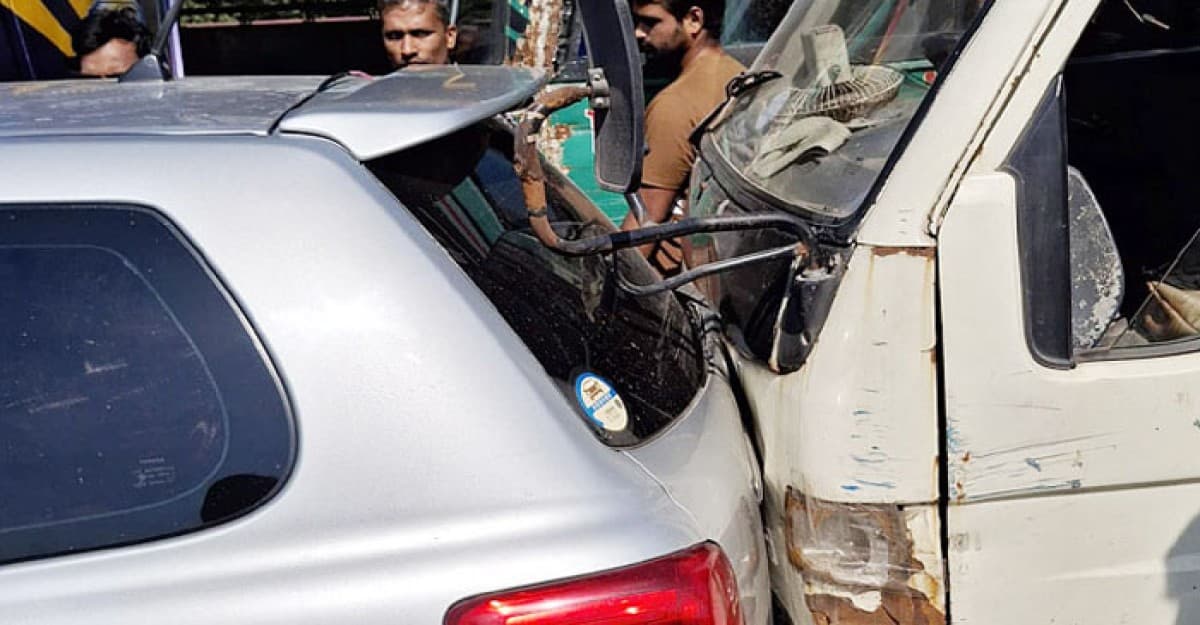 হাসনাত আবদুল্লাহর গাড়িতে আবারও ট্রাকের ধাক্কা