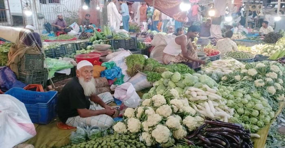 উপকূলীয় হাটগুলোতে বেড়েই চলছে সবজির দাম