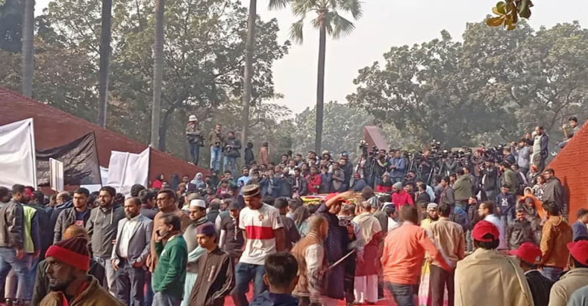 শহীদদের স্মরণে বুদ্ধিজীবী স্মৃতিসৌধে জনতার ঢল