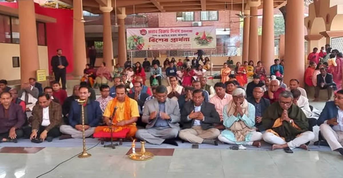 শহীদের আত্মার শান্তি কামনায় ঢাকেশ্বরী মন্দিরে বিশেষ প্রার্থনা