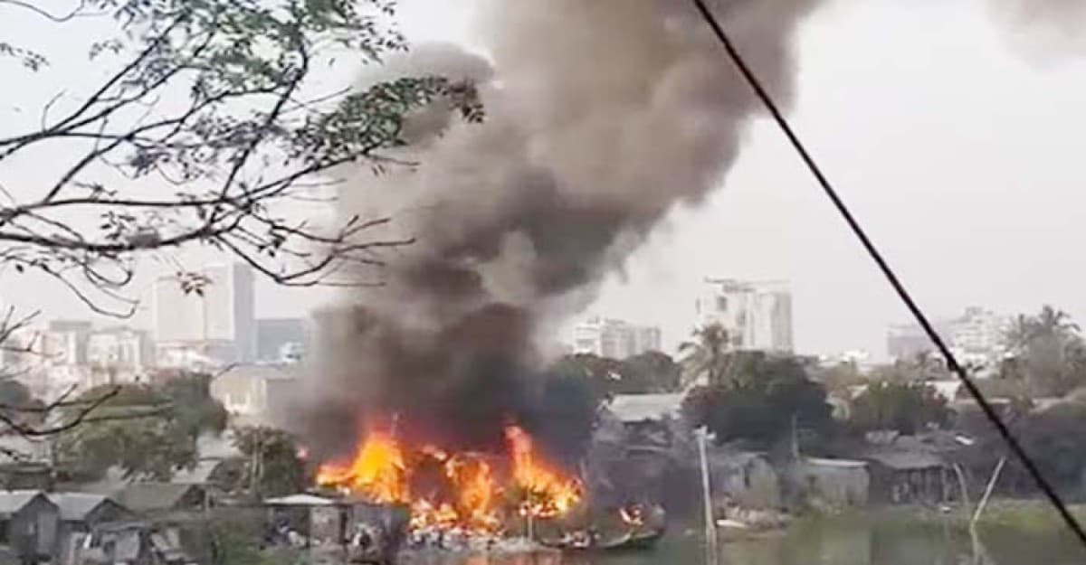 রাজধানীর করাইল বস্তিতে আগুন